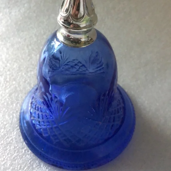 Vintage 1976 Avon blue bell perfume bottle - Picture 2 of 8